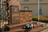 fot. https://szlak.powiat-legionowski.pl. Pomnik ku czci Żołnierzy Armii Krajowej na Skwerze AK w Jabłonnie - #2